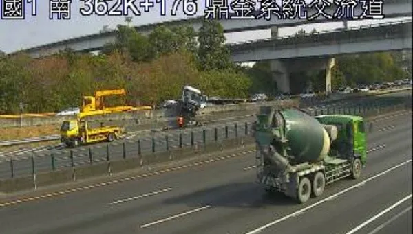 快訊/國1鼎金系統車禍！聯結車駕駛衝破護欄　「半個車頭騰空」畫面曝