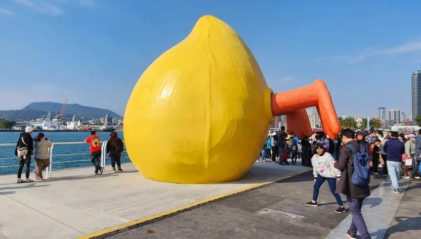 快訊/黃色小鴨跌倒？露屁股糗照遭拍下　高雄市府急澄清：其他裝置藝術