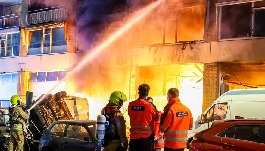 影/荷蘭鹿特丹建築物爆炸起火　附近住家「窗戶碎裂」居民倉皇撤離