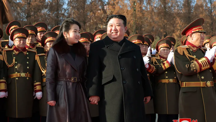 金正恩攜愛女亮相建軍節慶祝活動　重申南韓「傀儡」為「永遠的主敵」