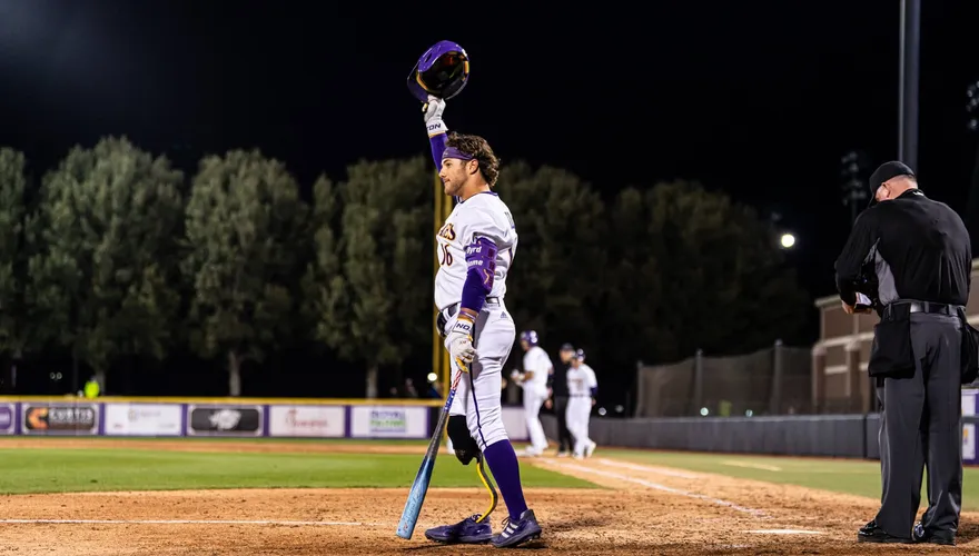 影/滿滿洋蔥！大學生右腿截肢不失志　穿義肢登場打擊圓夢