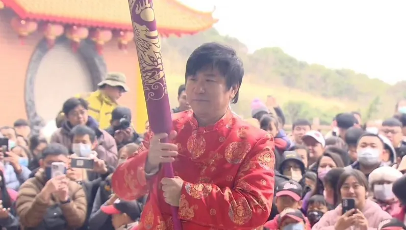 尷尬！胡瓜放送千元紅包爽爽送　偷吃掏「這根」慘遭抓包
