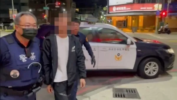 影/又見「真帝王行人」！高雄男插口袋穿車陣「走秀」　他慘吃2刑責