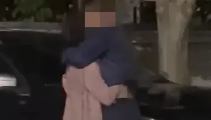 科技大廠處長車震女同事！忘情抬腿手伸內衣肉纏　激吻畫面曝