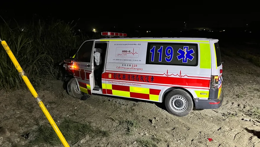 影/救人的慘變被救！彰化救護車路口遭撞衝進農田