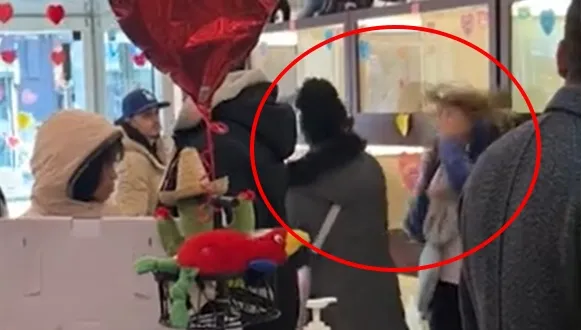 影/腳踹狗籠被趕出寵物店　女子心生不滿竟對身旁顧客「狠甩巴掌」