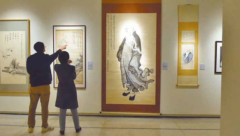 史博館「整修5年多」開幕作品竟有「錯字、落塵」　館長道歉：督導不周