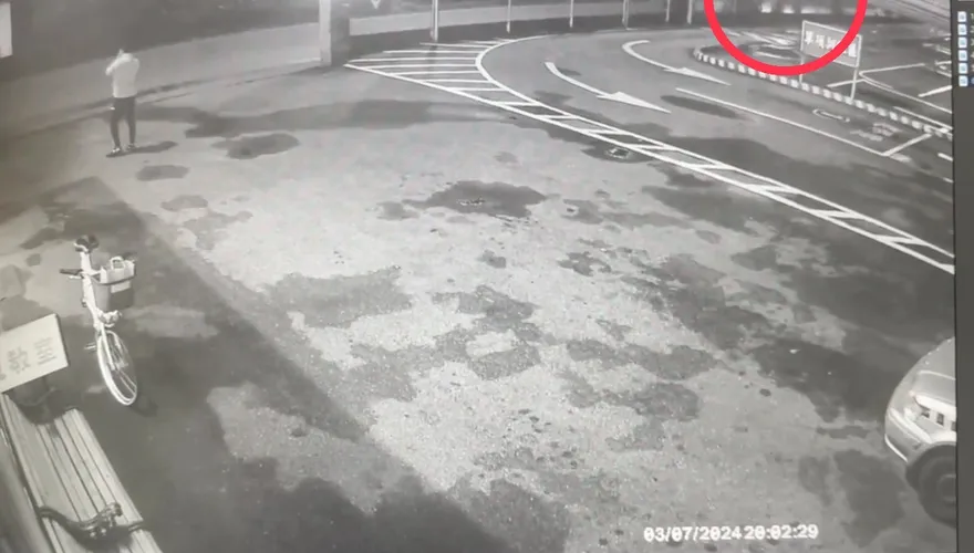 快訊/驚悚攻擊畫面曝！新店3民眾慘被外籍男持鋤頭劈傷　嫌犯驗出毒品反應