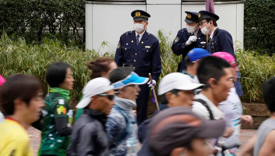 跑死人！東京馬拉松不幸意外　69歲跑者揮手摔倒「頭部重擊亡」