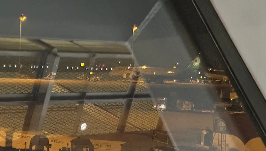 影/泰國班機故障回不了家！情侶機場苦待8小時「像丟包」　長榮航回應了