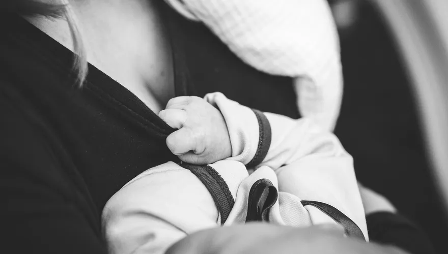 哺乳期寶媽遇車禍請假「被離職」　人資竟公開個資要求封殺她氣炸
