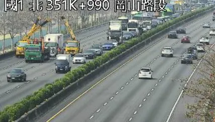 快訊/2大貨車追撞！國1南向岡山段嚴重回堵5公里