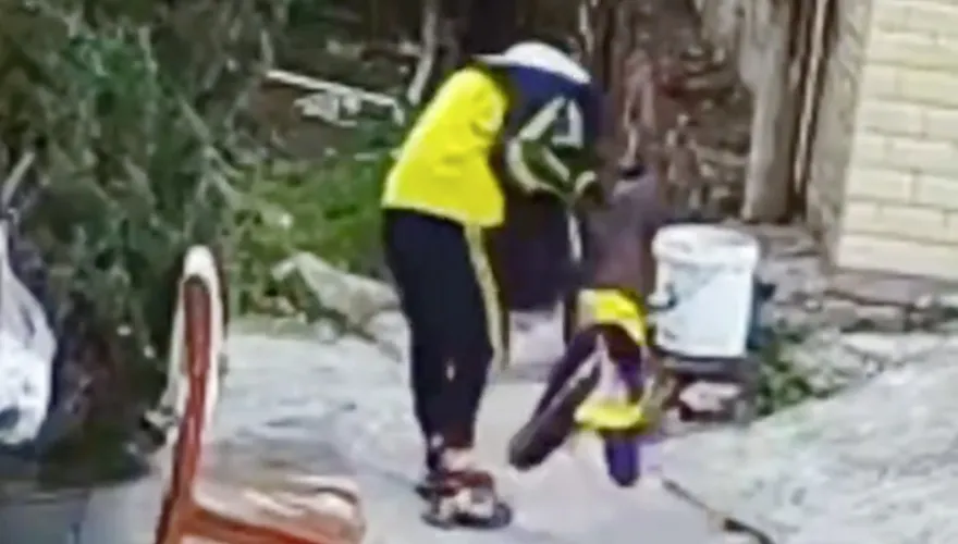 惡劣！13歲少年尾隨同校女生伸狼爪　當街強拖進暗巷「暴力扯褲」猥褻