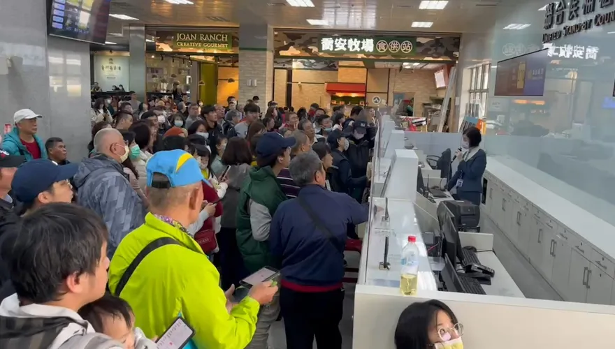 金門遇濃霧大停飛！破千旅客困機場　飛高雄至今一班都沒有