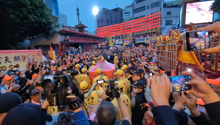 白沙屯媽祖/鎮瀾宮「三媽會」終了！媽祖兩度回頭超不捨　萬人送別超震撼
