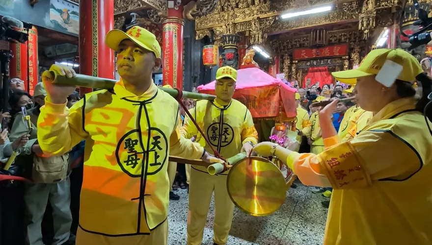 白沙屯媽祖/鑾轎為何稱「粉紅超跑」？粉紅帆布蓋頂　最高時速7公里