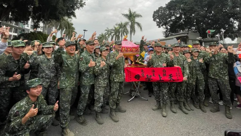 白沙屯媽祖/斗六阿兵哥大聲告白！媽祖聽了急轉彎　官兵爭相與聖母合影
