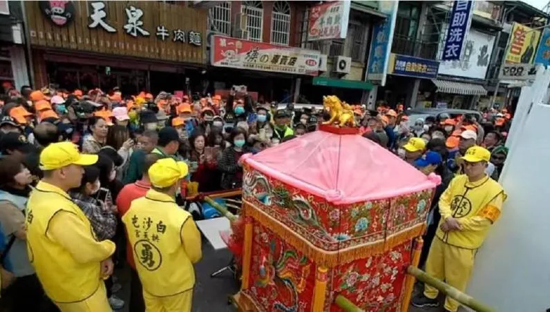 白沙屯媽祖/黑衣人跪拜求賜福...媽祖「繞道離開」　廟方曝原因：不要攔轎！