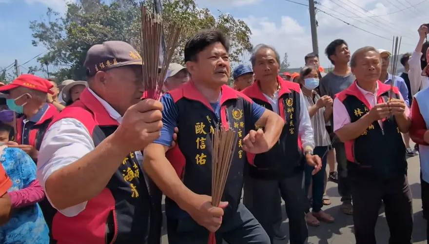白沙屯媽祖/「粉紅超跑」路過新街玄武宮...玄天上帝超激動！　媽祖應邀與老友寒暄