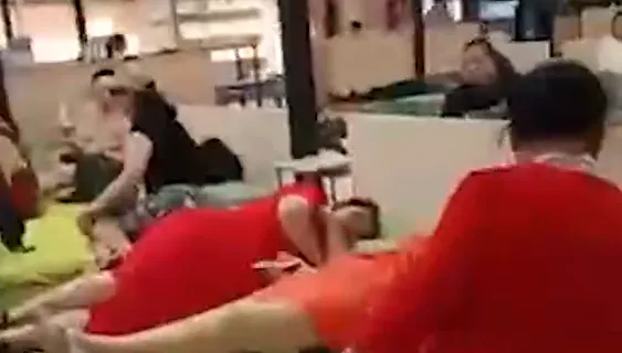 「不買就不准走」！遊雲南遭惡導遊強迫購物　37團客直接「躺下睡覺」反擊