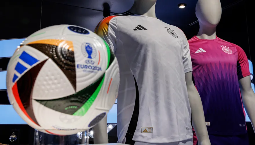 Adidas德足「44號球衣」惹議　被指與「納粹黨徽」高度相似