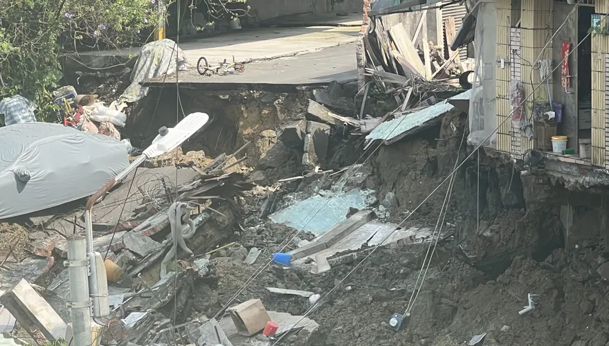 7.2強震撼全台/新店安泰路直擊！坍塌路斷7民宅搖搖欲墜　民眾抱孫逃命
