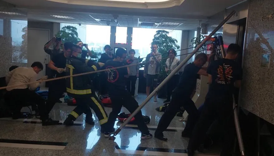 7.2強震撼全台/大怒神真實版？飛碟電台大樓「電梯下墜」　7人受困1人骨折