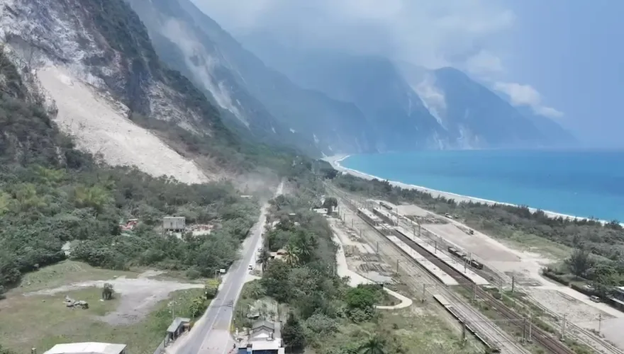 7.2強震撼全台/崇德車站空拍駭人！山壁光禿「滿目瘡痍」　另邊藍海憂愁美