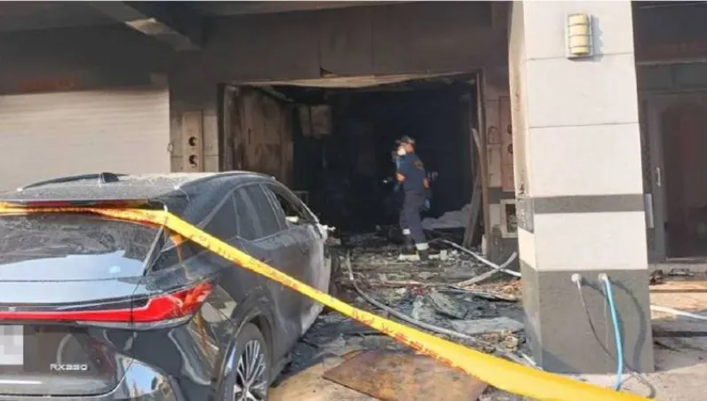 交房起口角...前屋主怒放火「一起燒成焦屍」！恐怖縱火釀3死　兒女接遺體痛哭