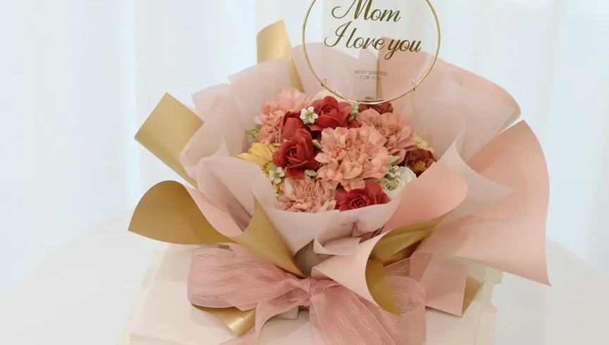 收服媽媽的心！整束粉紅康乃馨「都可以吃」　普諾紅寶石蛋糕「馨花開」