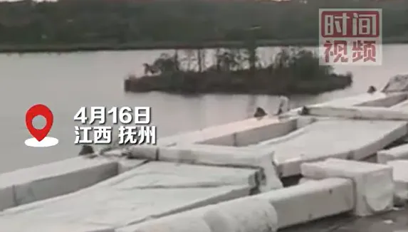 影/豆腐渣？江西造價8.7億大橋圍欄「一吹就倒」　官方：可能風太大了