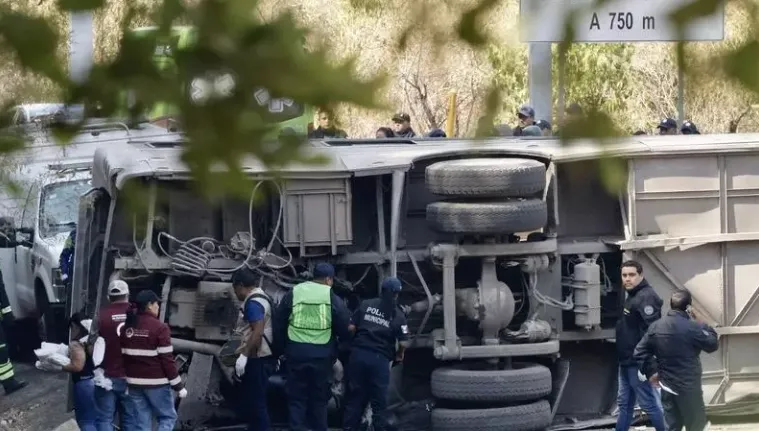 快訊/重大車禍事故！墨西哥巴士公路不明原因突翻覆　釀18死32傷悲劇