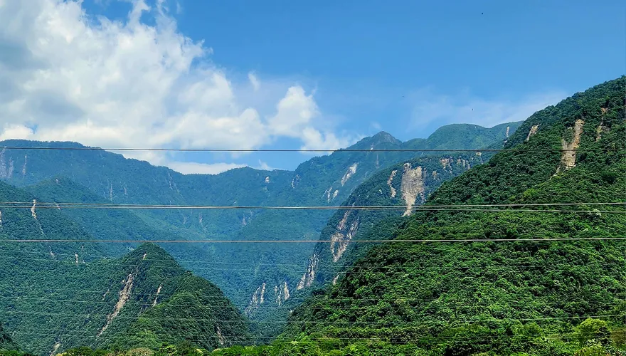影/強震衝擊！花蓮山脈禿塊滿是傷　「神似原住民」背竹簍巡山