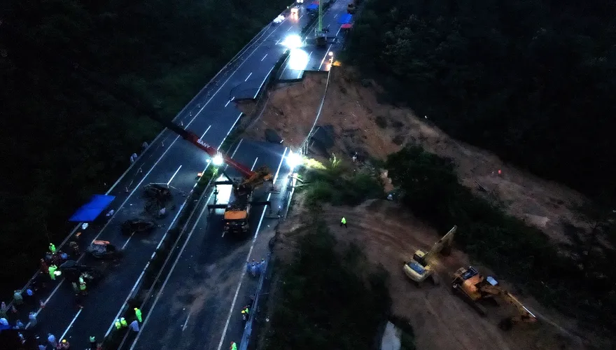 大雨掏空路基？廣東高速路面塌陷「死亡數攀升至36人」　民眾挽袖獻熱血
