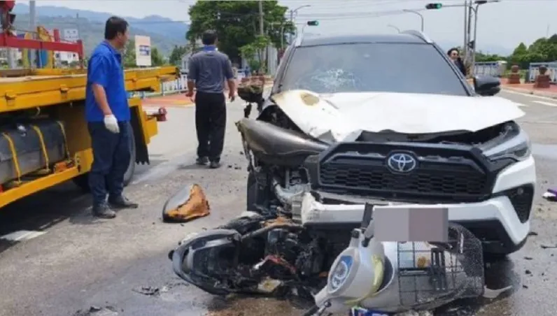 影/苗栗死亡車禍！7旬婦買尿布返家　遭多元計程車撞飛送醫不治