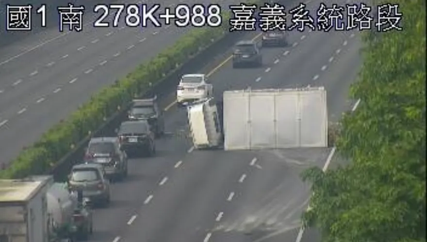 快訊/上班留意！國1南向新營服務區「貨車橫躺中線」後方回堵