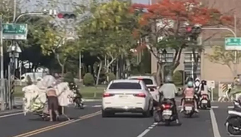 移動神主牌！8旬嬤逆向推回收車　鄉民嗆政府：要等孩童出事？