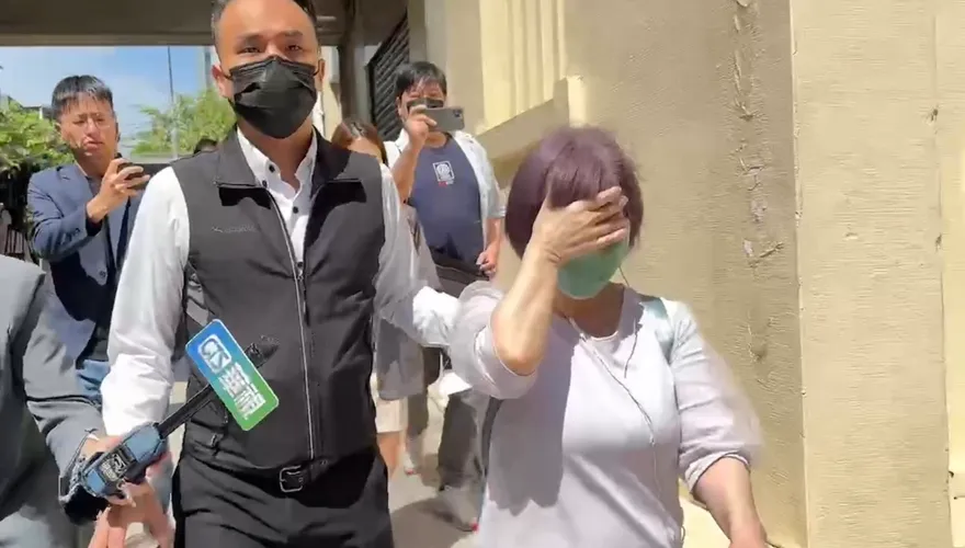 快訊/中和狠母虐殺子女案今相驗　小姊弟乾媽哽咽現身…閨蜜也來了