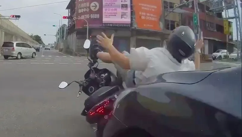影/「瑞典坦克」釀禍！誤踩油門追尾前車害撞飛壯騎士　遭超派鐵拳捶玻璃