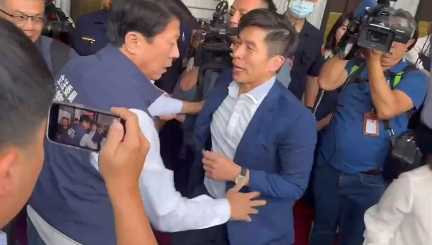 影/立院肢體衝突！謝龍介嗆「這裡我管的」 與鍾佳濱在地扭打
