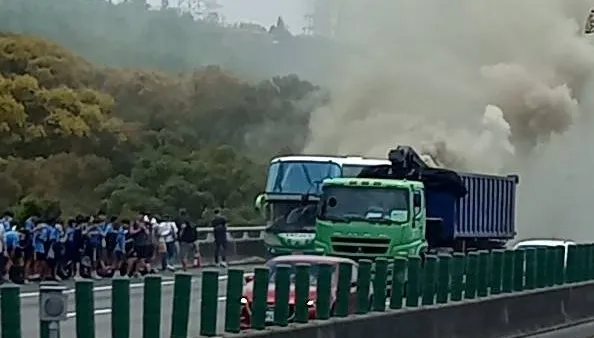 快訊/校外教學包遊覽車出事！國3北上龍井段火燒車　30師生急逃命