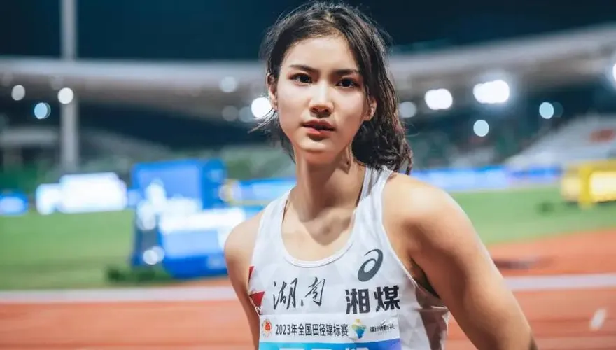 影/「田徑IU」夏思凝刷新個人PB！百米跨欄預賽衝第1　衝線擊掌振臂嗨翻