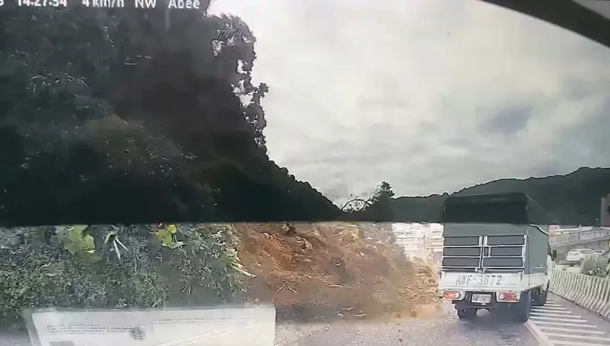 影/死神好近！基隆山崩土石迎面蓋下來　行車紀錄器畫面曝