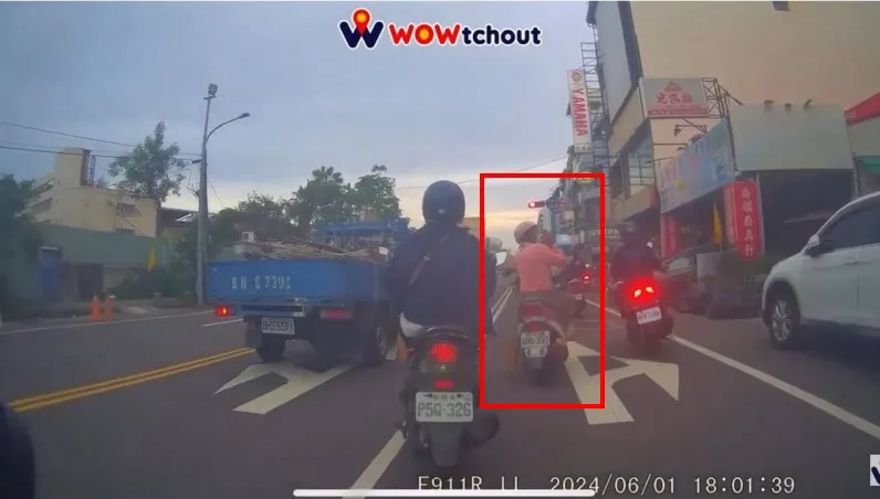 怪阿北騎車一半「停路中央合掌拜拜」　網傻眼：找佛祖請款