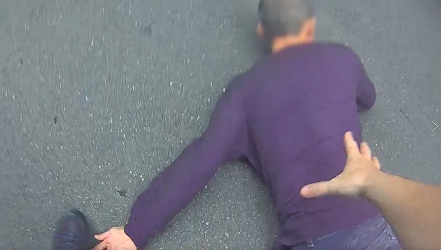 快訊/新北男忿與姊吵架！亮雙刀街頭晃　6警拔槍成功壓制