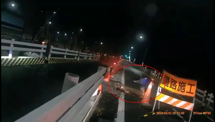 影/「大鴻溝」生吞騎車！高雄路面施工釀3騎士慘摔　機車直墜B1