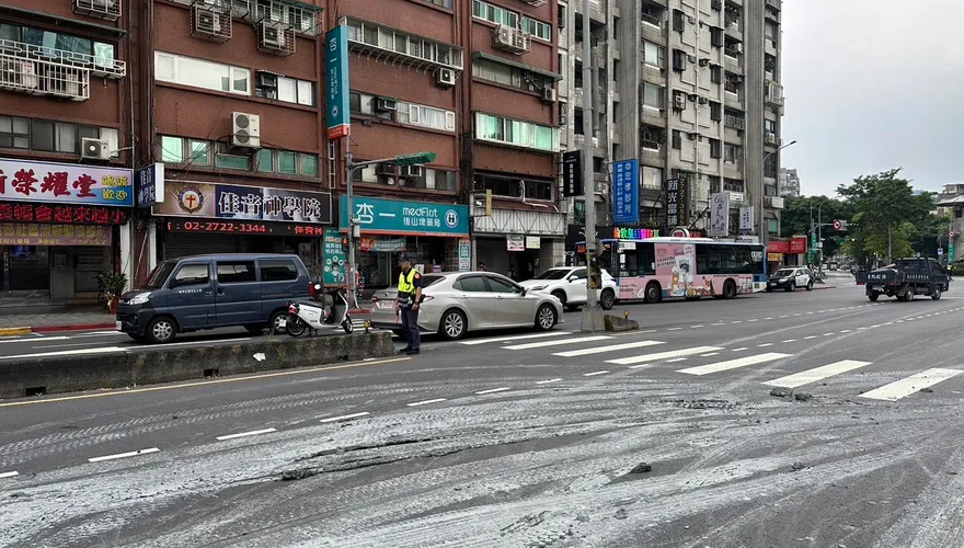 影/驚悚瞬間曝光！曳引車急煞水泥狂噴　波及路面、3店家牆面