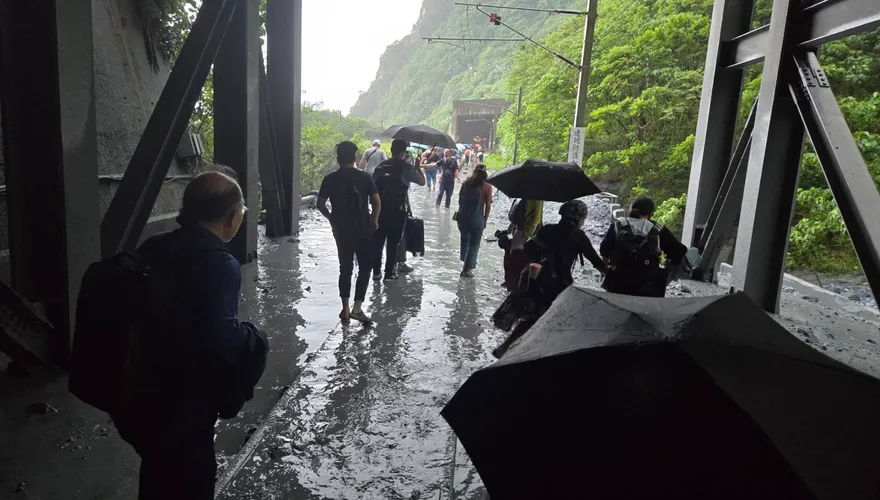 自強號撞落石卡隧道！目前列車雙向單線通行　台鐵還原司機員「驚險瞬間」