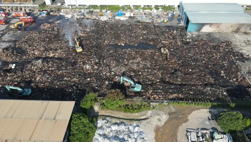 駭人空拍！屏東惡火吞噬千坪塑膠工廠「10小時才撲滅」紙箱變黑炭