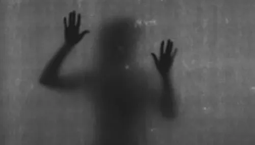 家人都睡了！她半夜醒來「門外傳來腳步聲」看到鬼影發燒好幾天
